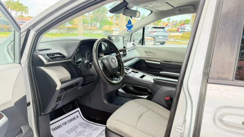 2022 Toyota Sienna LE