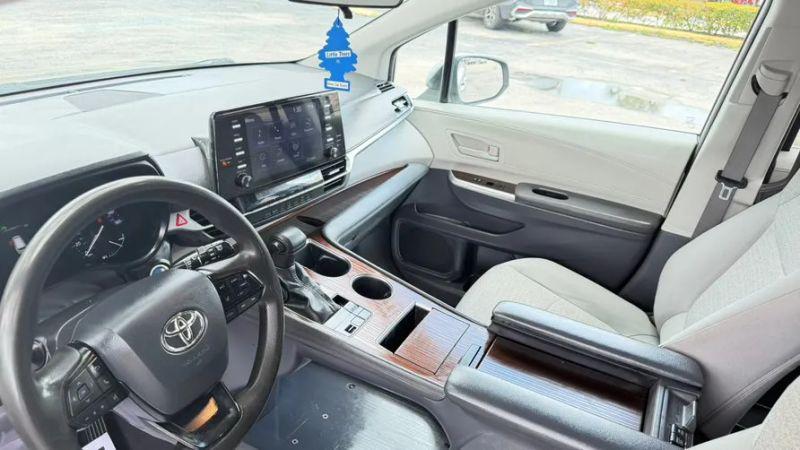 2022 Toyota Sienna LE