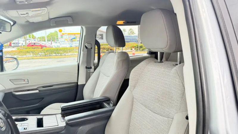 2022 Toyota Sienna LE