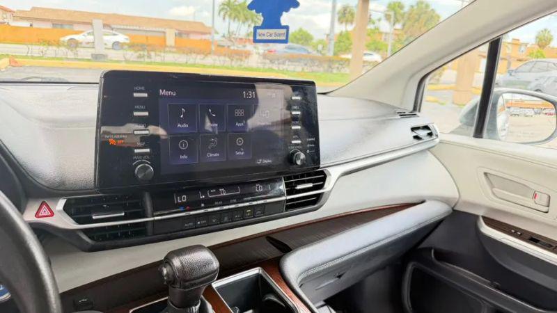2022 Toyota Sienna LE