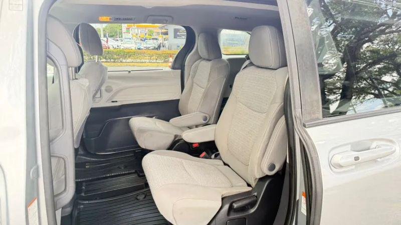 2022 Toyota Sienna LE