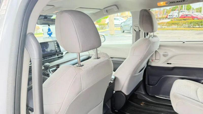 2022 Toyota Sienna LE