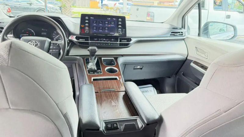 2022 Toyota Sienna LE