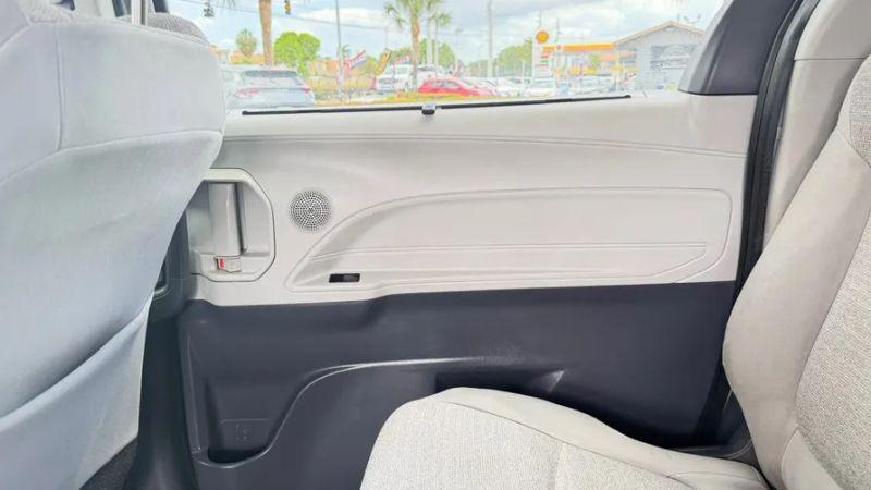 2022 Toyota Sienna LE