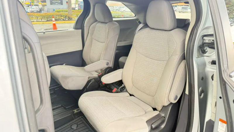 2022 Toyota Sienna LE