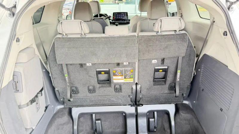 2022 Toyota Sienna LE