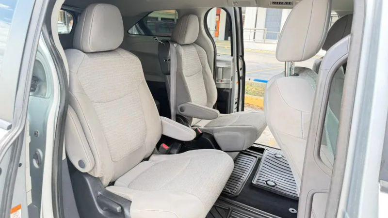 2022 Toyota Sienna LE