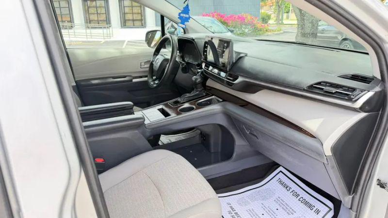 2022 Toyota Sienna LE