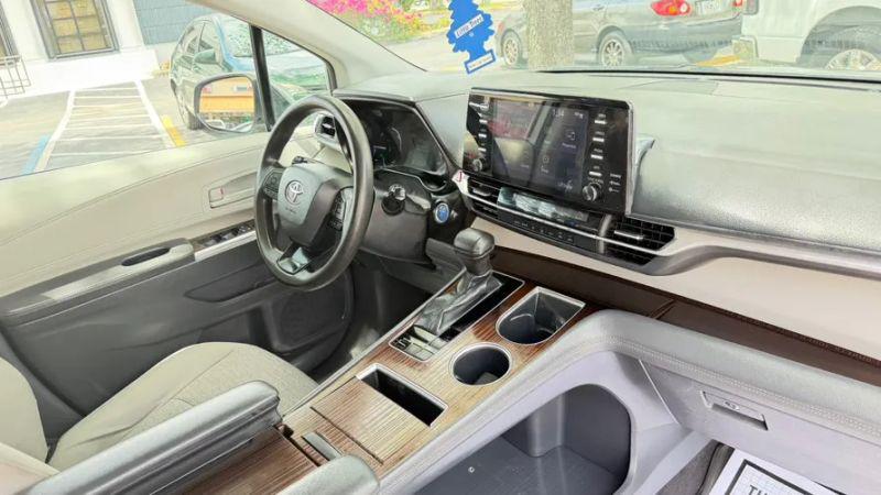 2022 Toyota Sienna LE