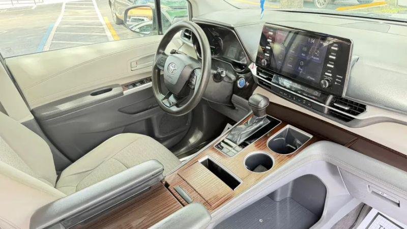 2022 Toyota Sienna LE