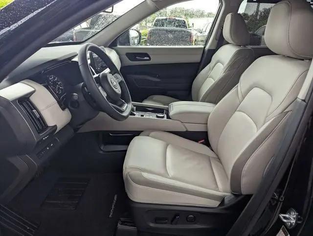 2025 Nissan Pathfinder SL 4WD