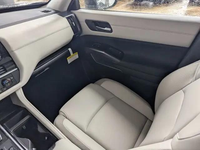 2025 Nissan Pathfinder SL 4WD