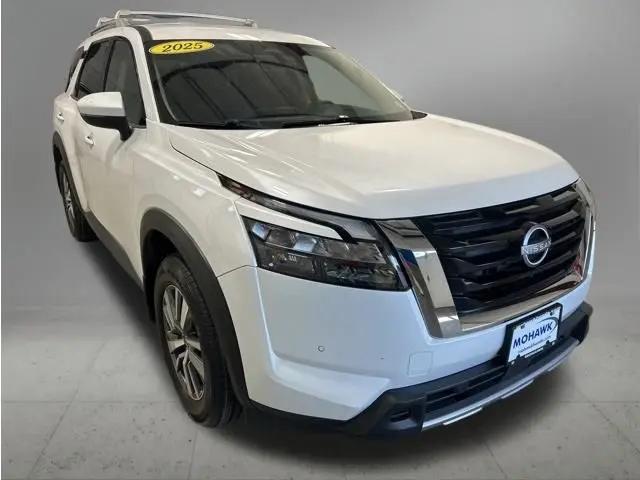 2025 Nissan Pathfinder SL 4WD