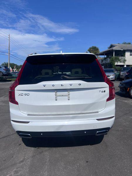 2017 Volvo XC90 T6 Momentum