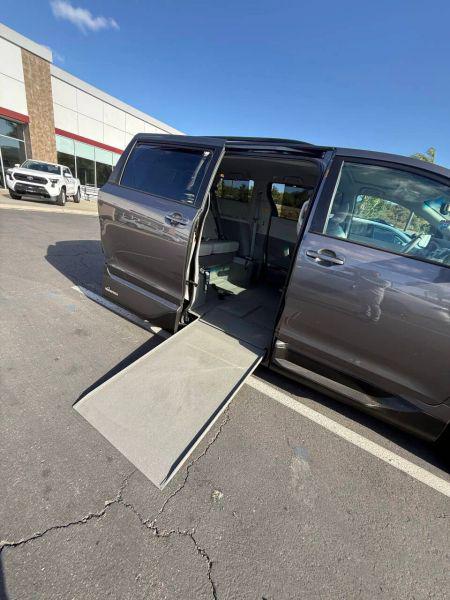 2013 Toyota Sienna XLE V6 8 Passenger