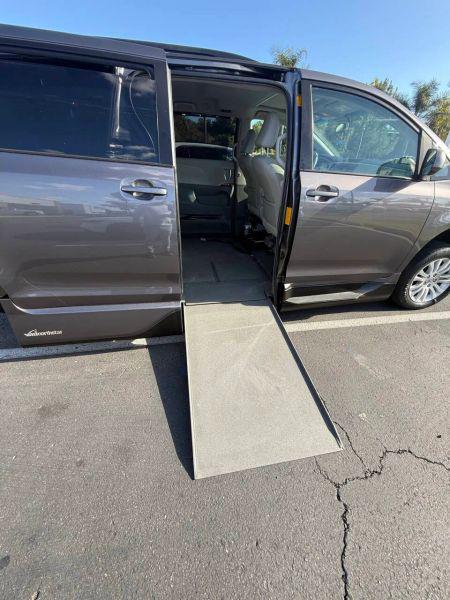 2013 Toyota Sienna XLE V6 8 Passenger