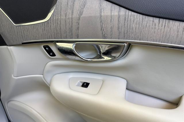 2025 Volvo XC90 Plug-In Hybrid Plus