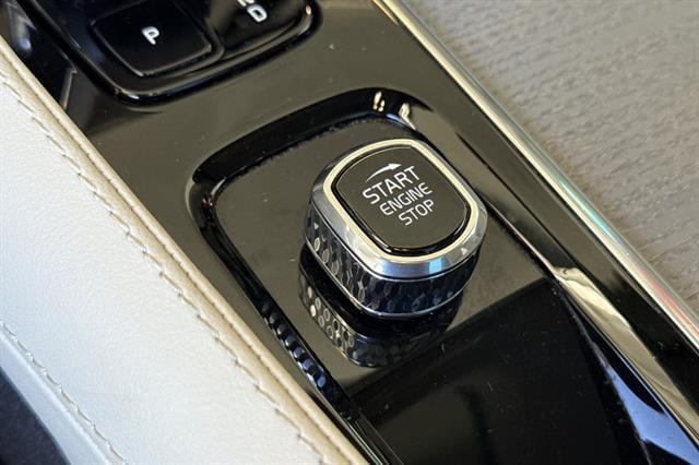 2025 Volvo XC90 Plug-In Hybrid Plus