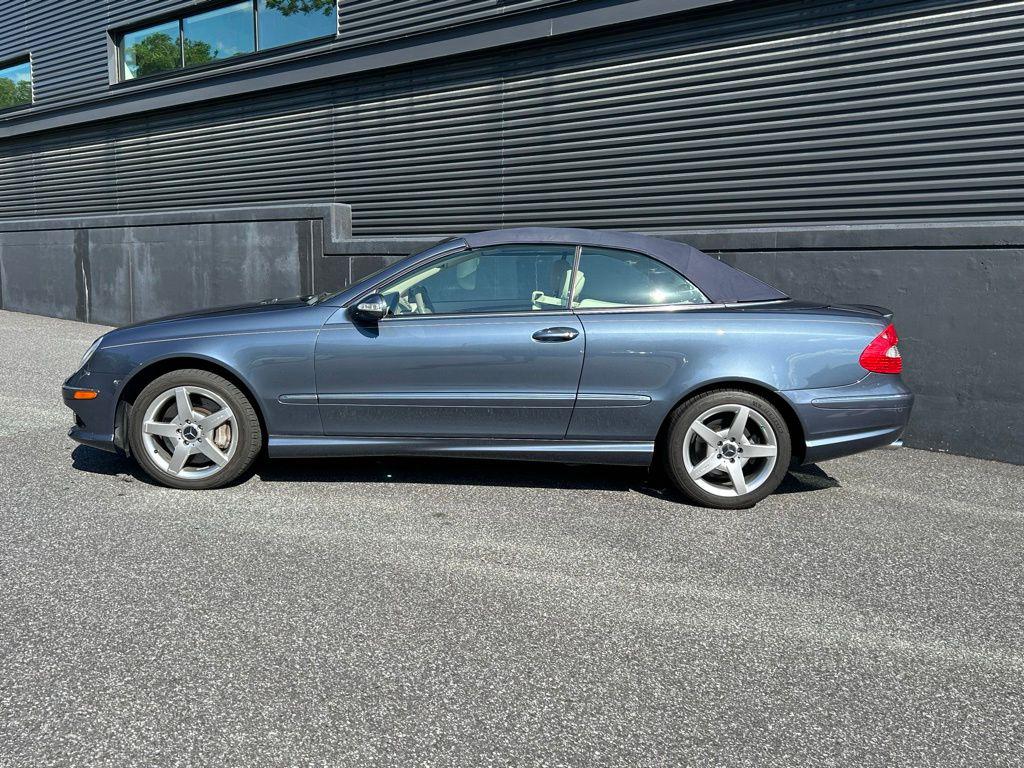 Used 2007 Mercedes-Benz CLK-Class CLK550 with VIN WDBTK72F27T074626 for sale in Newtown Square, PA