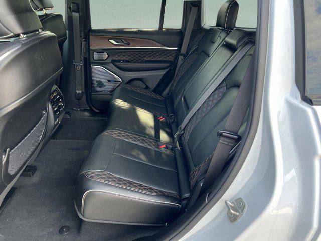 2023 Jeep Grand Cherokee Summit 4x2