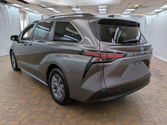 2022 Toyota Sienna XLE 8 Passenger