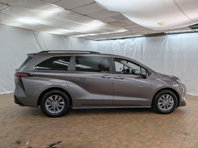 2022 Toyota Sienna XLE 8 Passenger