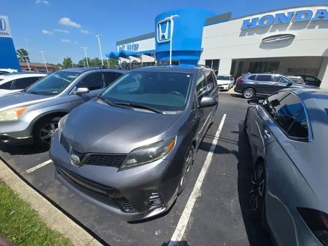 2018 Toyota Sienna SE 8 Passenger