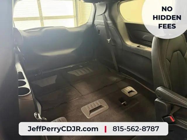 2027 Chrysler Pacifica Select