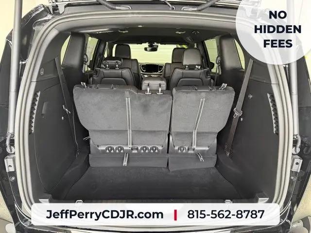 2027 Chrysler Pacifica Select