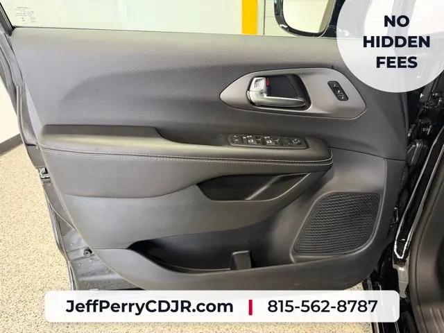2027 Chrysler Pacifica Select