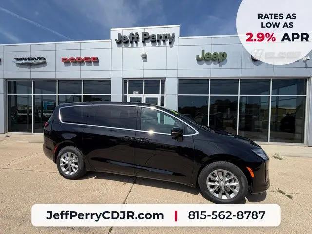 2027 Chrysler Pacifica Select for sale in Rochelle, IL