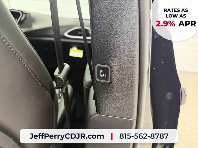 2027 Chrysler Pacifica Select