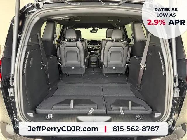 2027 Chrysler Pacifica Select