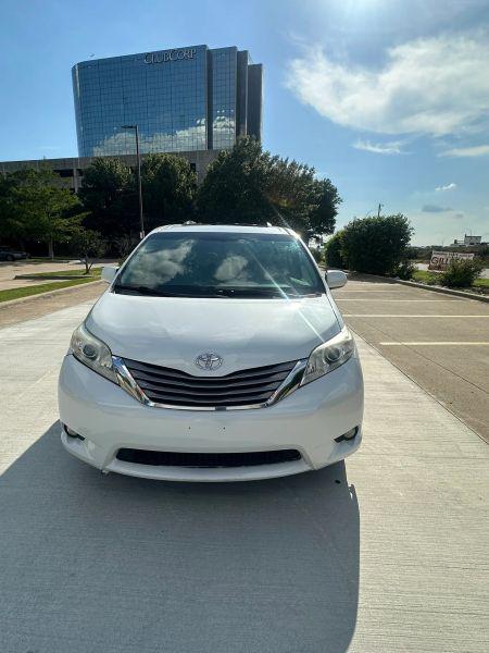 2015 Toyota Sienna XLE 8 Passenger