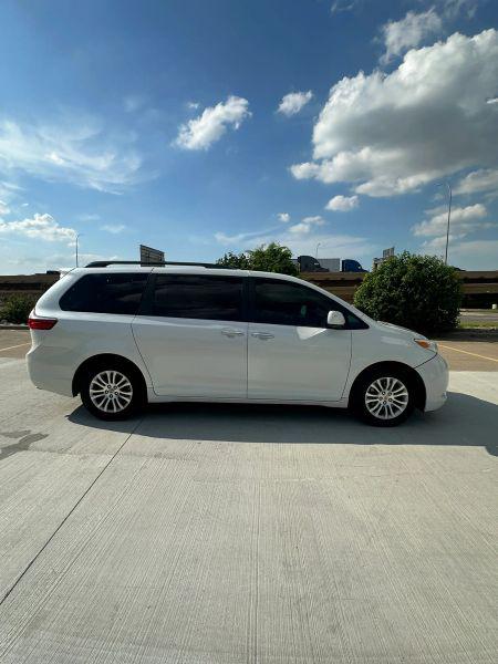 2015 Toyota Sienna XLE 8 Passenger
