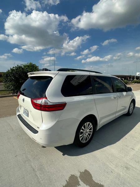 2015 Toyota Sienna XLE 8 Passenger