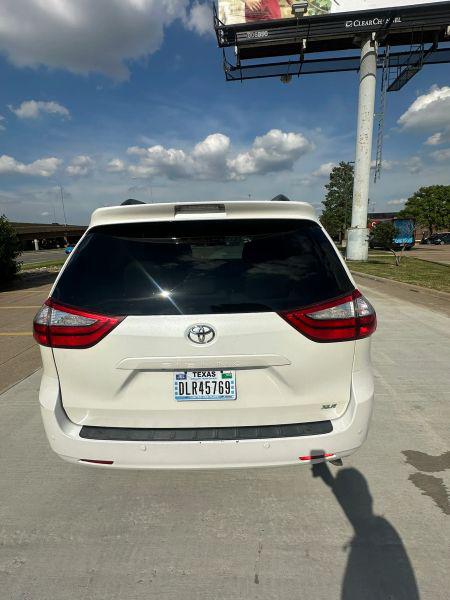 2015 Toyota Sienna XLE 8 Passenger