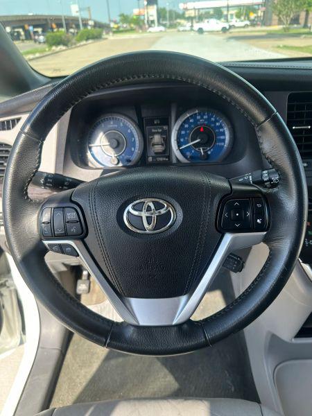 2015 Toyota Sienna XLE 8 Passenger