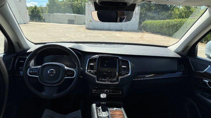 2016 Volvo XC90 T6 Momentum