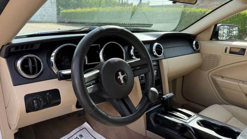 2005 Ford Mustang V6 Deluxe