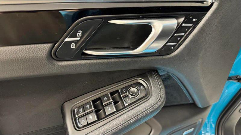 2023 Porsche Macan Base