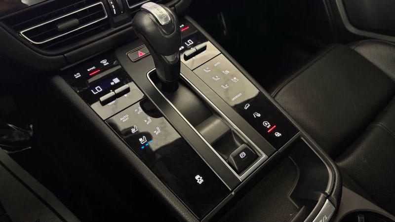 2023 Porsche Macan Base