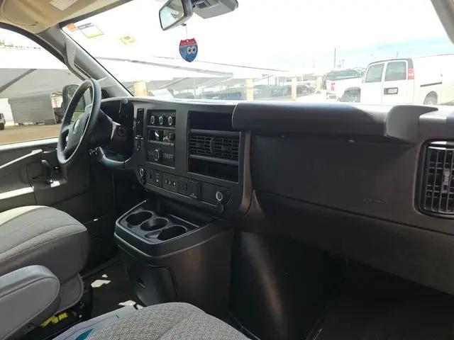 2025 GMC Savana Passenger RWD 3500 Extended Wheelbase LT