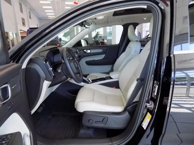2023 Volvo XC40 B5 Plus Bright Theme