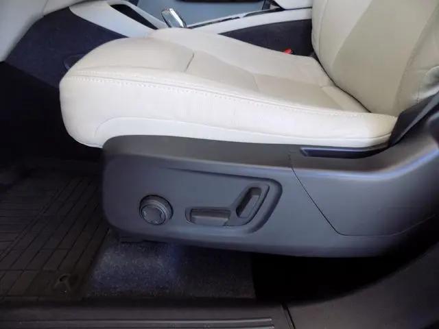 2023 Volvo XC40 B5 Plus Bright Theme