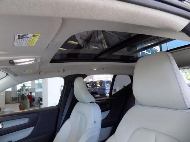 2023 Volvo XC40 B5 Plus Bright Theme