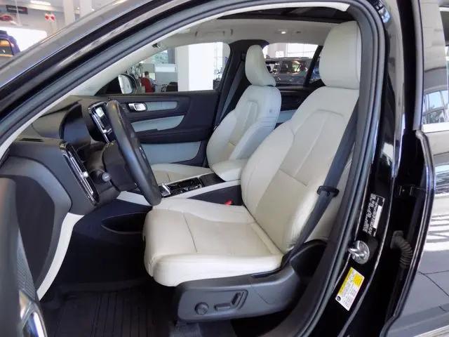 2023 Volvo XC40 B5 Plus Bright Theme