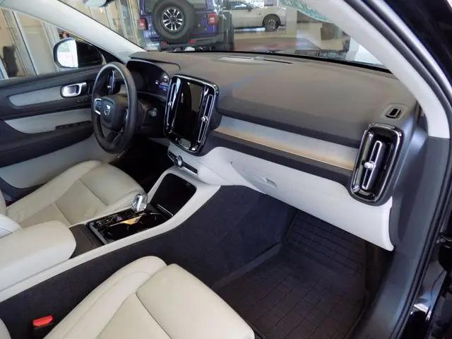 2023 Volvo XC40 B5 Plus Bright Theme
