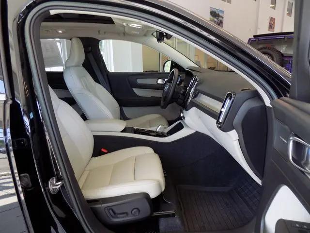 2023 Volvo XC40 B5 Plus Bright Theme