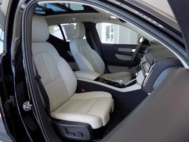 2023 Volvo XC40 B5 Plus Bright Theme